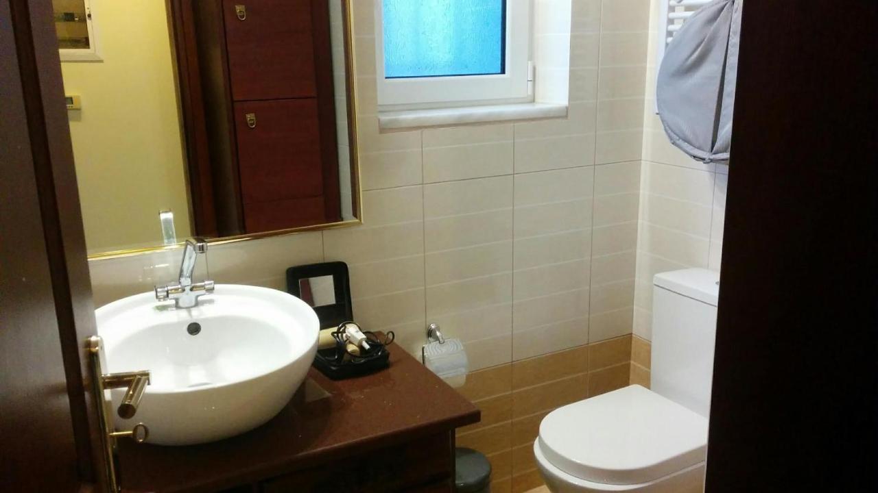 Lovely 2-Bedroom Apartment At Greek Riviera Vári Buitenkant foto