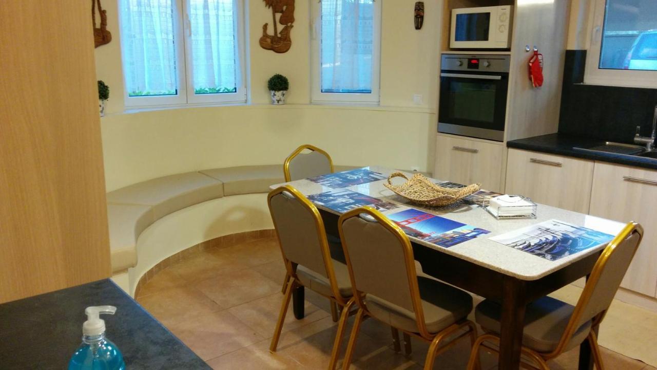 Lovely 2-Bedroom Apartment At Greek Riviera Vári Buitenkant foto