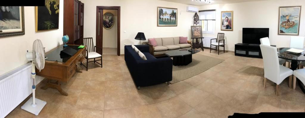 Lovely 2-Bedroom Apartment At Greek Riviera Vári Buitenkant foto